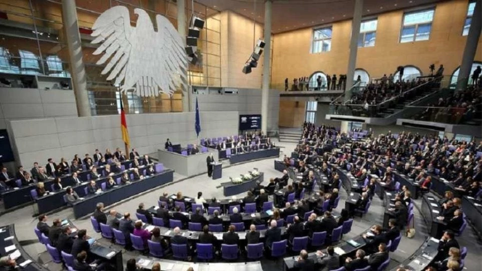 Σε… «ελεύθερη πτώση» τα κόμματα του κυβερνητικού συνασπισμού στη Γερμανία – Τι δείχνει δημοσκόπηση